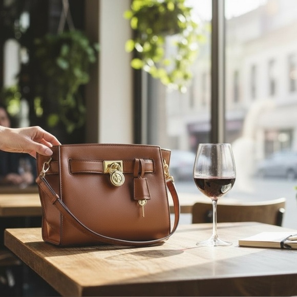 MICHAEL KORS Women's HAMILTON Small Travel Messenger, Crossbody BAG Suntan - Picture 1 of 13